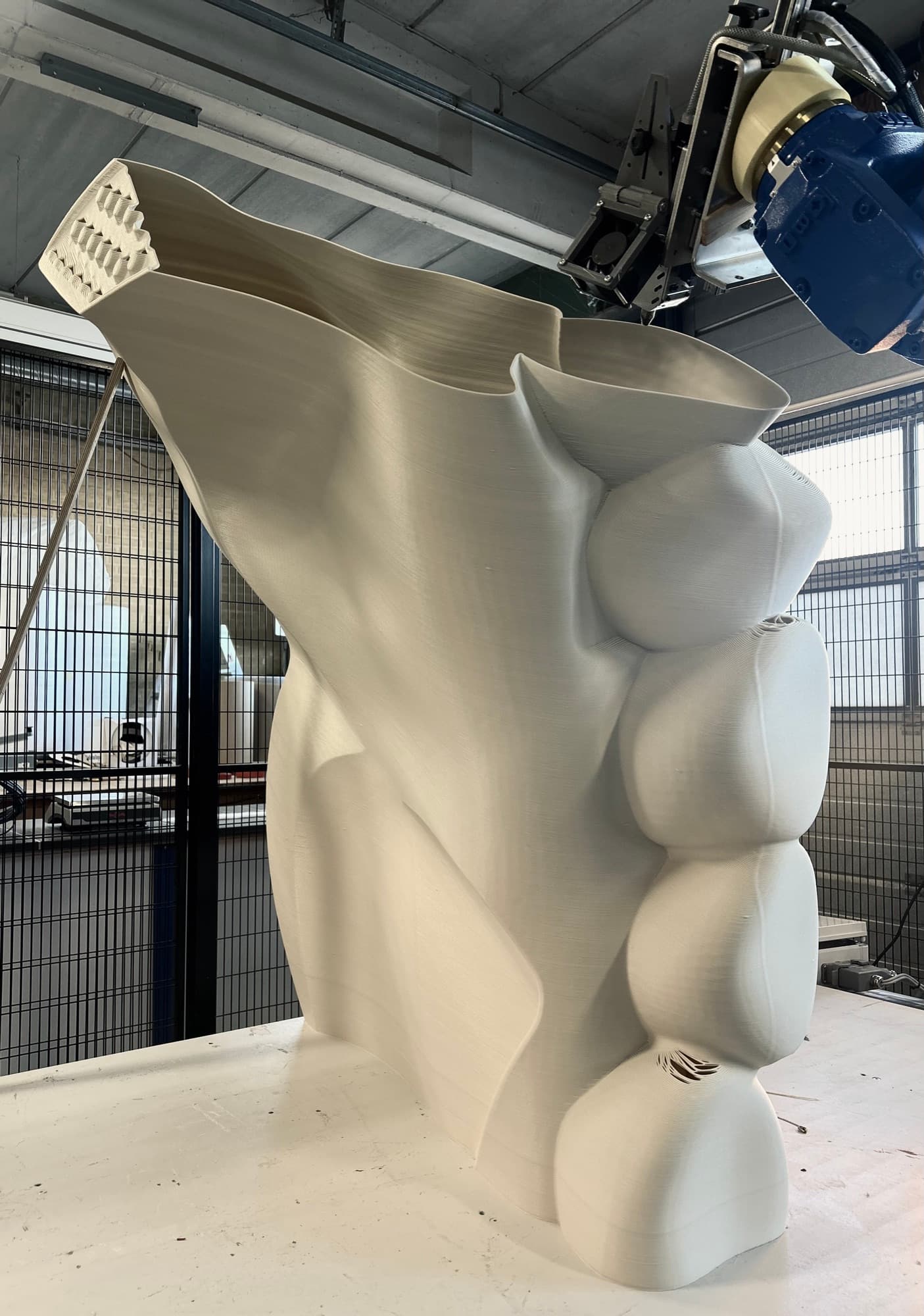 Industriel 3D-printer i drift med stort plastemne